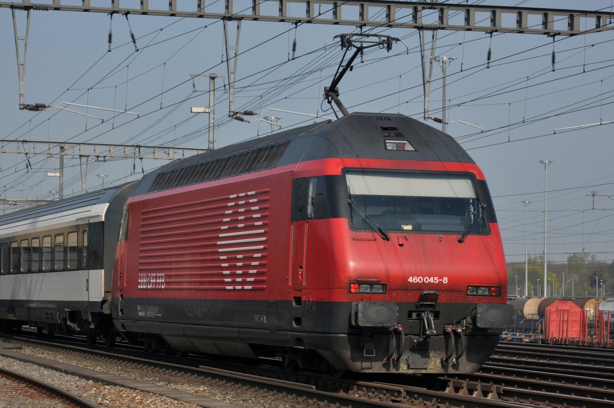 Re 460 045-8 durchfährt den Bahnhof Muttenz. Die Aufnahme stammt vom 31.03.2014.