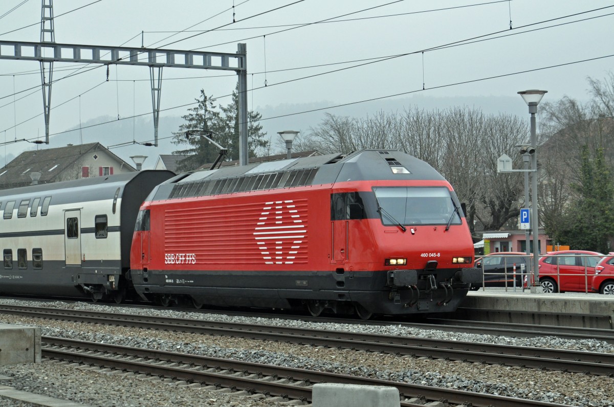 Re 460 045-8 durchfährt den Bahnhof Sissach. Die Aufnahme stammt vom 17.02.2015.