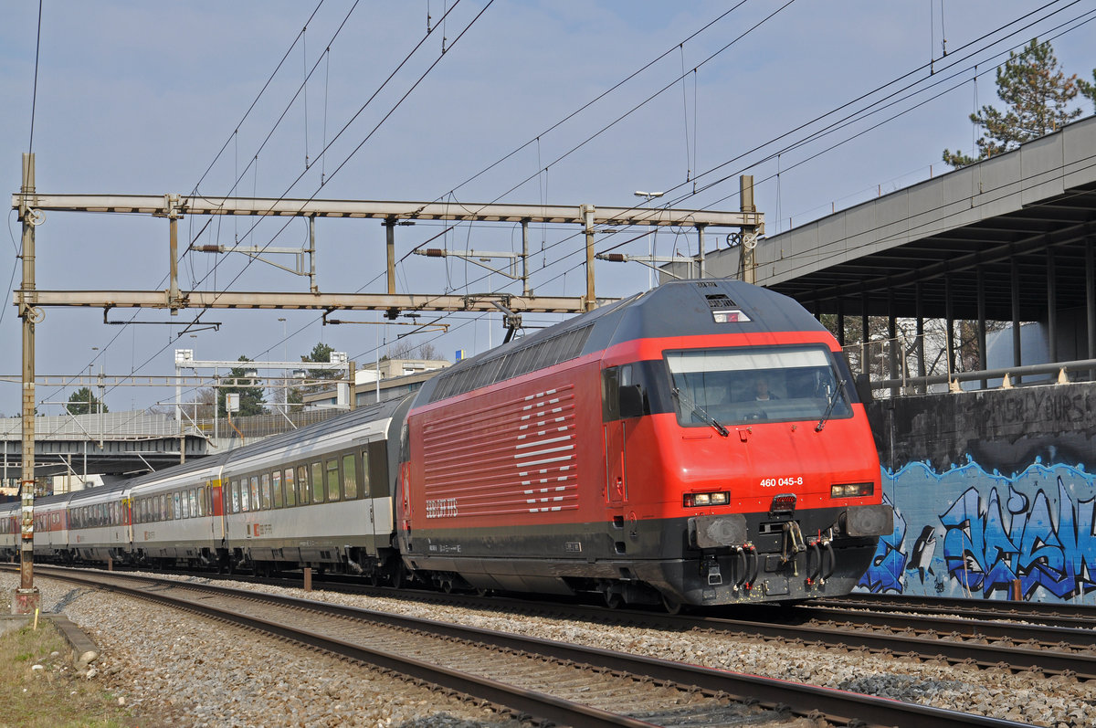 Re 460 045-8 fährt Richtung Bahnhof Muttenz. Die Aufnahme stammt vom 26.03.2018.