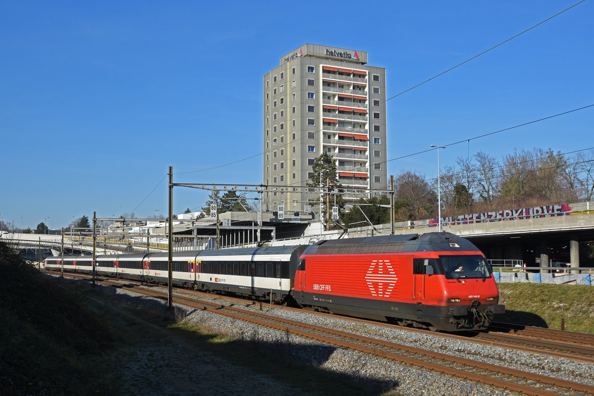 Re 460 045-8 fährt Richtung Bahnhof Muttenz. Die Aufnahme stammt vom 30.12.2019.