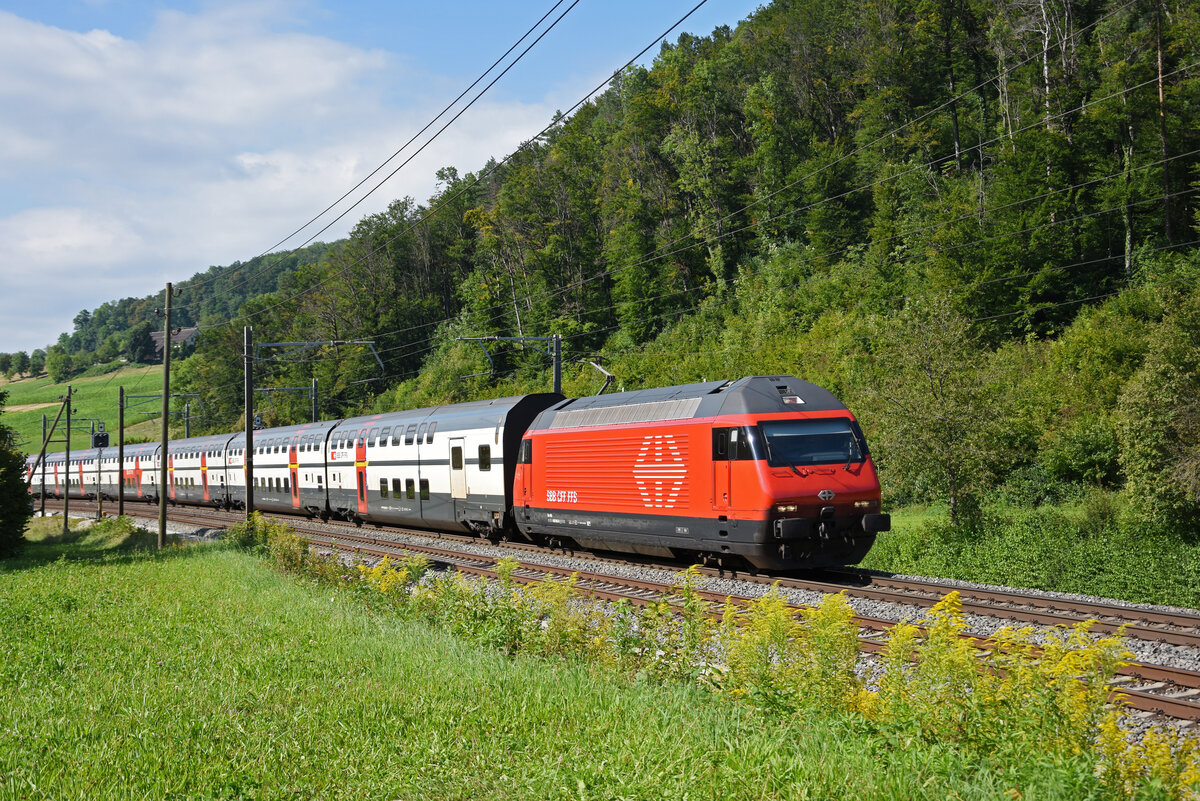 Re 460 045-8 fährt Richtung Bahnhof Tecknau. Die Aufnahme stammt vom 25.08.2021.