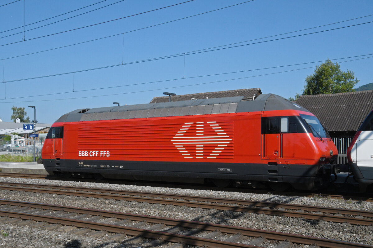 Re 460 045-8 wird am 11.08.2025 durch den Bahnhof Rupperswil geschleppt.