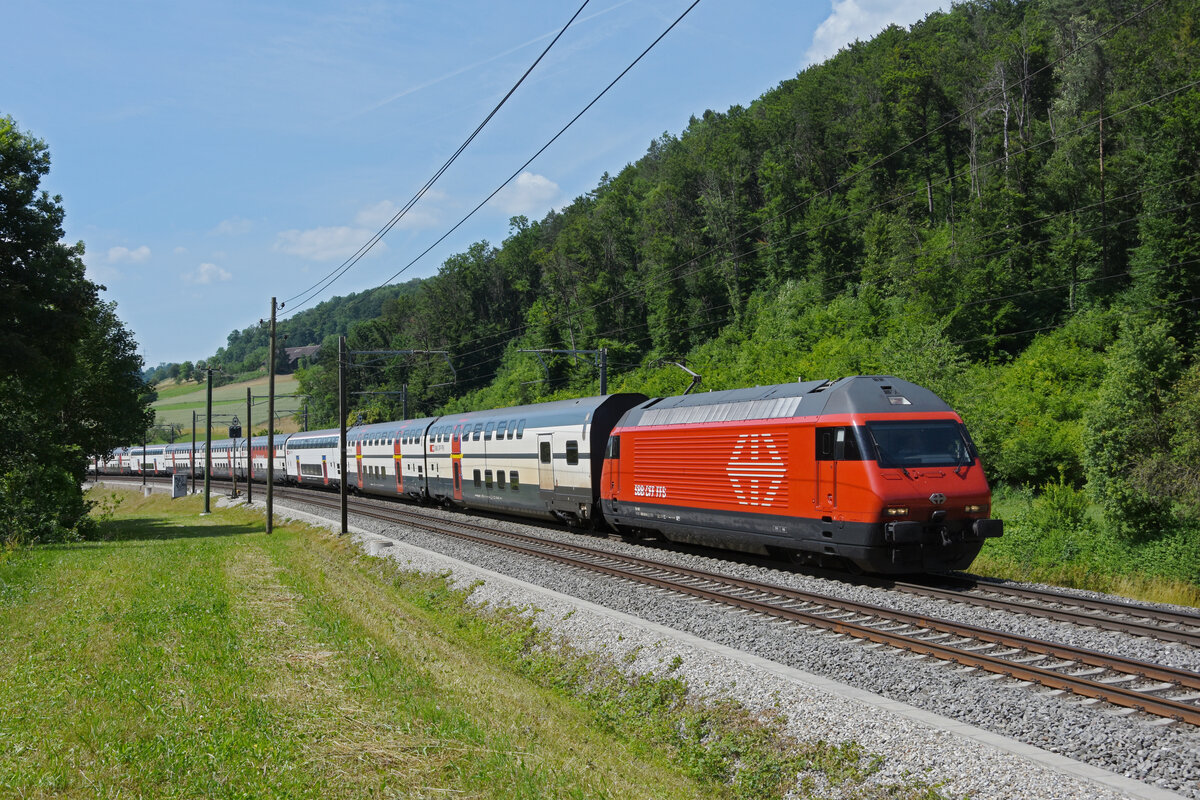 Re 460 045-9 fährt Richtung Bahnhof Tecknau. Die Aufnahme stammt vom 16.06.2022.
