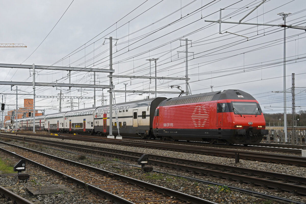 Re 460 046-6 durchfährt am 09.01.2023 den Bahnhof Muttenz.