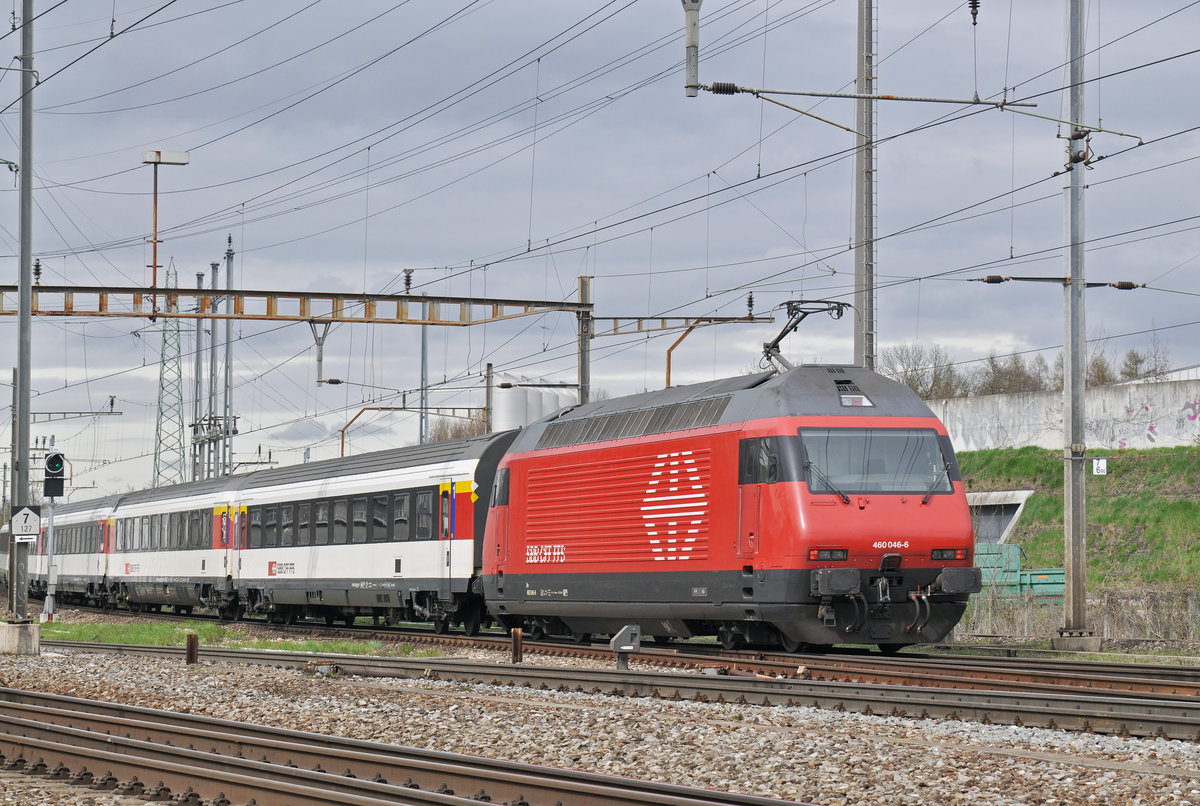 Re 460 046-6 durchfährt den Bahnhof Pratteln. Die Aufnahme stammt vom 21.03.2017.