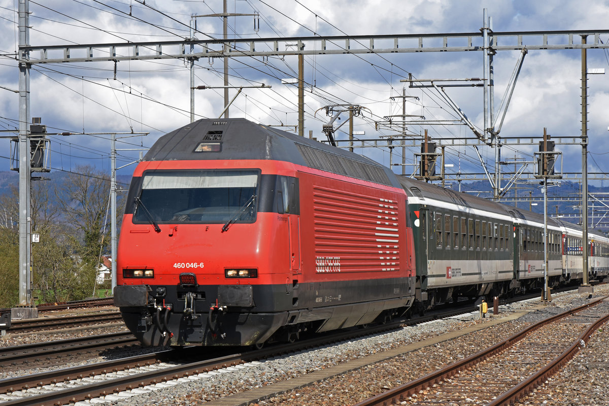 Re 460 046-6 durchfährt den Bahnhof Möhlin. Die Aufnahme stammt vom 09.04.2019.