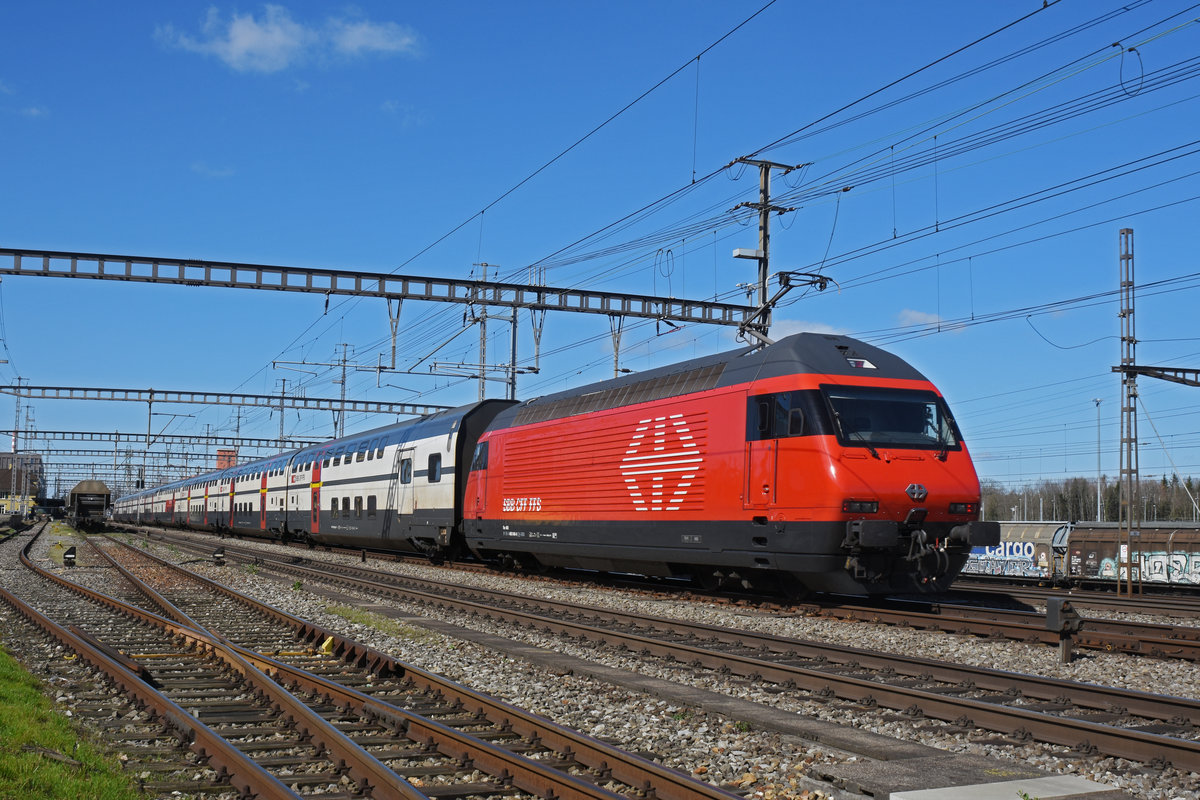 Re 460 046-6 durchfährt den Bahnhof Muttenz. Die Aufnahme stammt vom 13.03.2020.