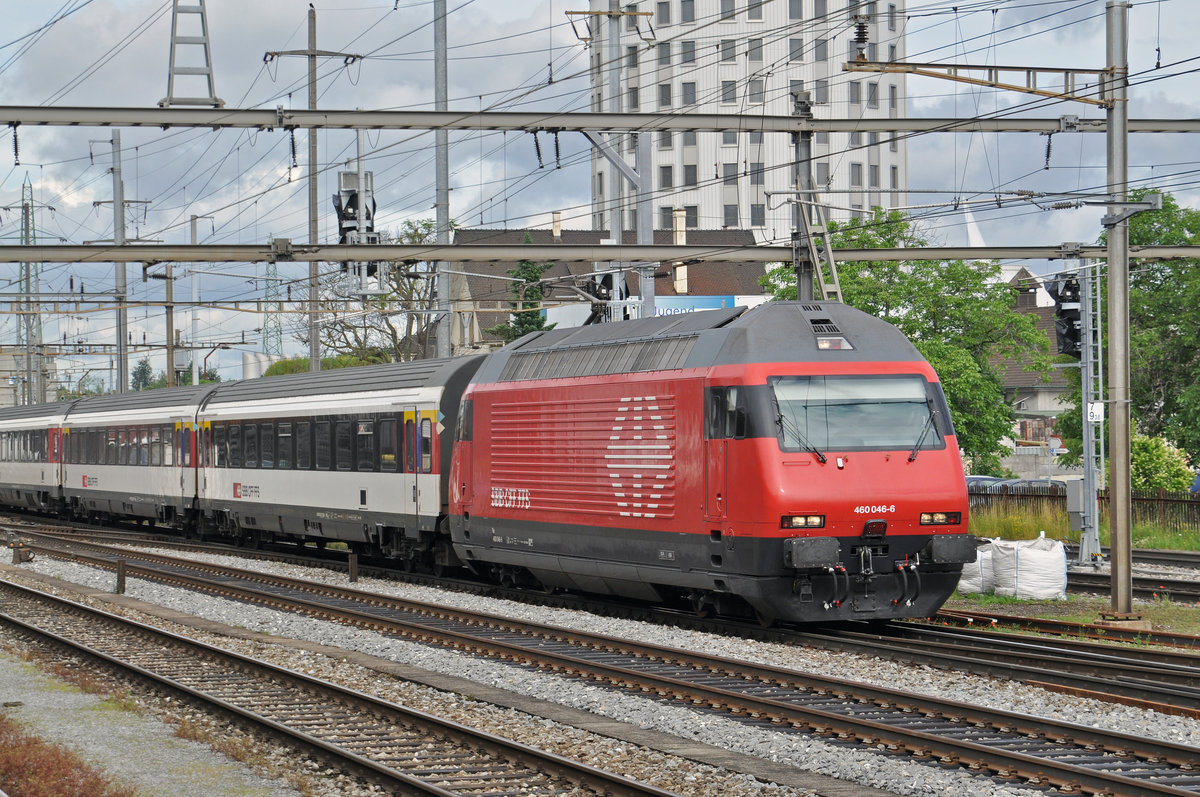 Re 460 046-6 durchfährt den Bahnhof Pratteln. Die Aufnahme stammt vom 18.06.2016.