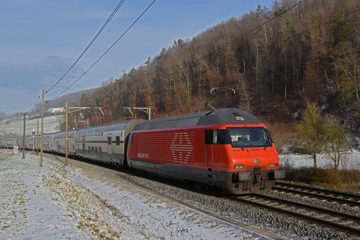 Re 460 046-6 fährt am 19.12.2022 Richtung Bahnhof Gelterkinden.