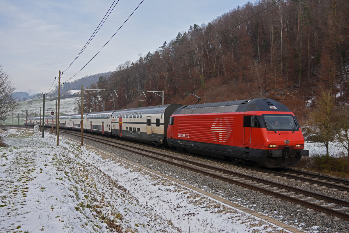 Re 460 046-6 fährt am 19.12.2022 Richtung Bahnhof Tecknau.