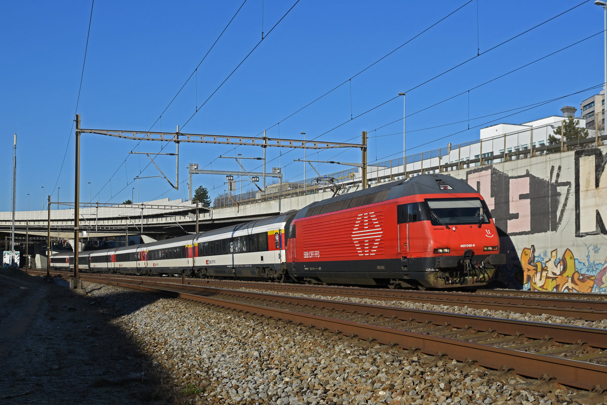 Re 460 046-6 fährt Richtung Bahnhof Muttenz. Die Aufnahme stammt vom 03.01.2019.