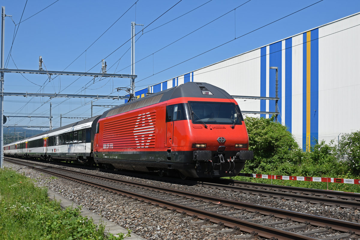 Re 460 046-6 fährt Richtung Bahnhof Itingen. Die Aufnahme stammt vom 19.05.2020.