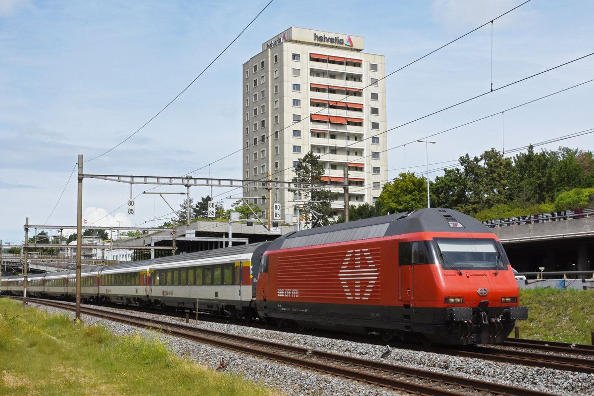 Re 460 046-6 fährt Richtung Bahnhof Muttenz. Fie Aufnahme stammt vom 19.06.2020.