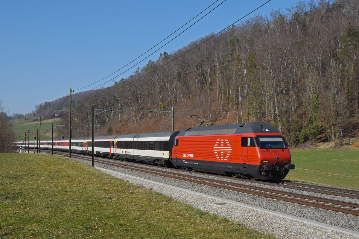 Re 460 046-6 fährt Richtung Bahnhof Tecknau. Die Aufnahme stammt vom 01.03.2021
