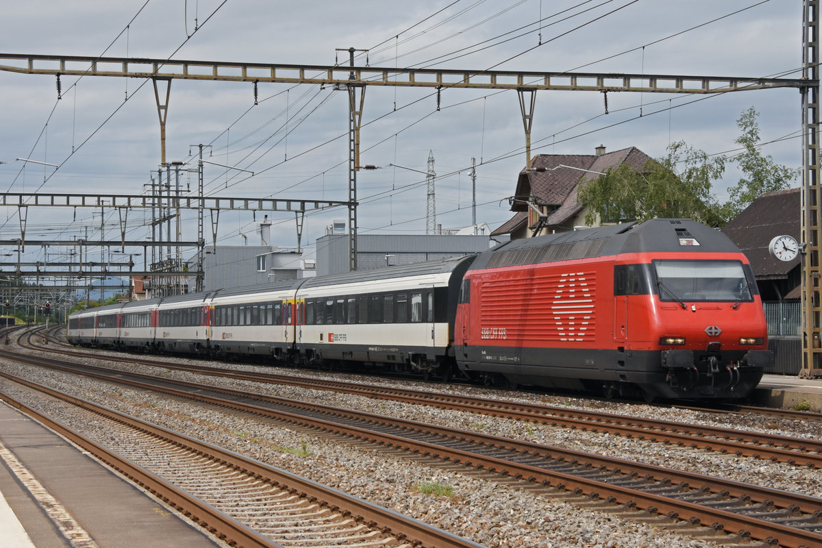 Re 460 047-4 durchfährt den Bahnhof Rupperswil. Die Aufnahme stammt vom 31.07.2019.