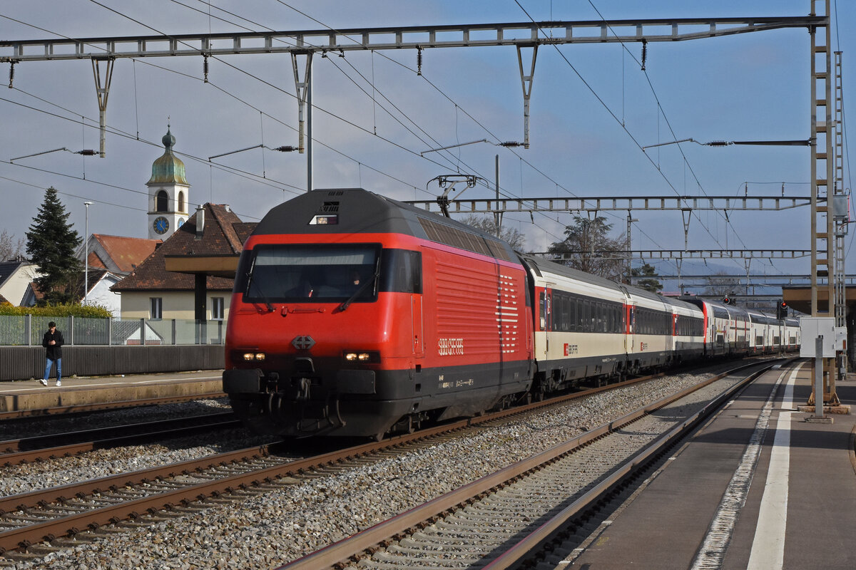 Re 460 047-4 durchfährt den Bahnhof Rupperswil. Die Aufnahme stammt vom 04.02.2022.