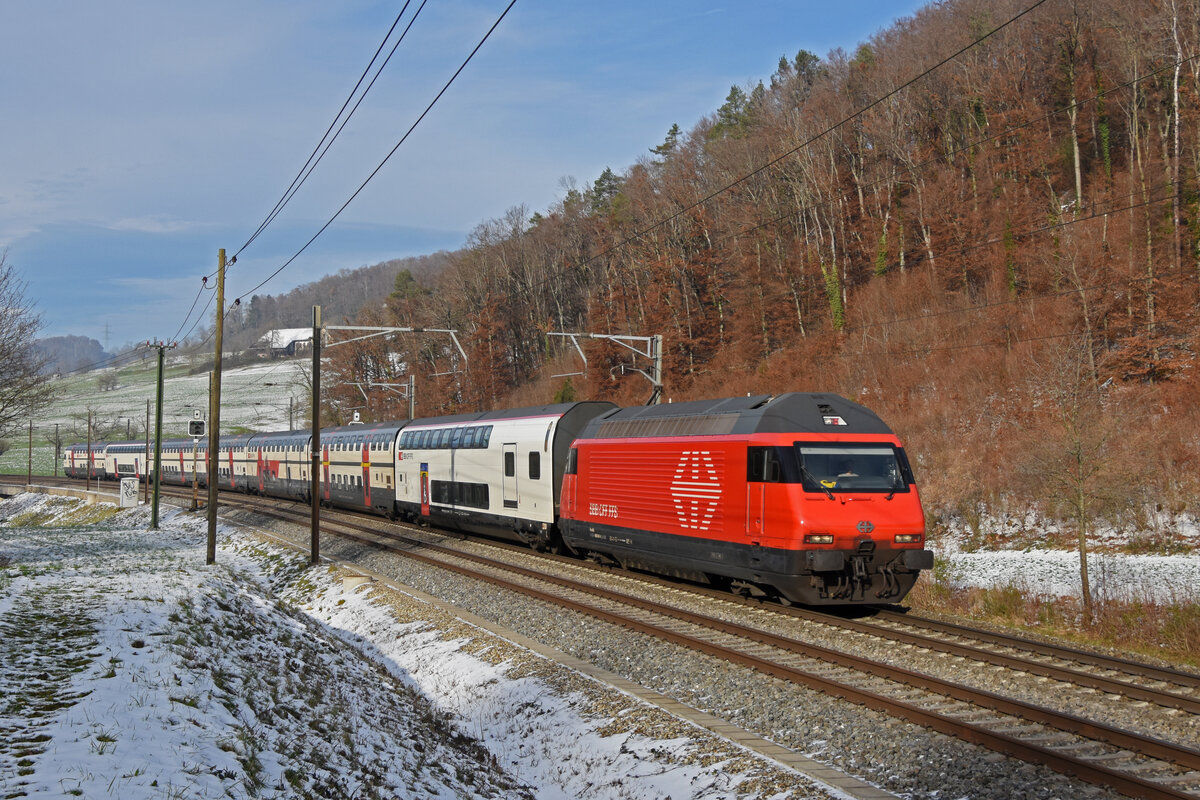 Re 460 047-4 fährt am 19.12.2022 Richtung Bahnhof Tecknau.