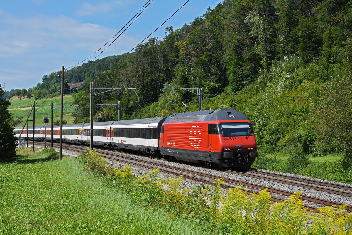 Re 460 047-4 fährt Richtung Bahnhof Tecknau. Die Aufnahme stammt vom 25.08.2021.