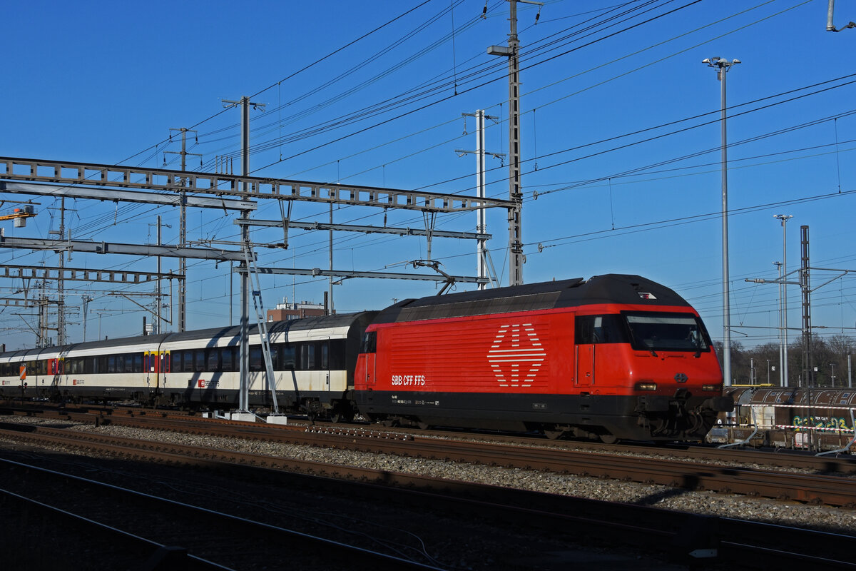 Re 460 048-2 durchfährt den Bahnhof Muttenz. Die Aufnahme stammt vom 13.12.2021.