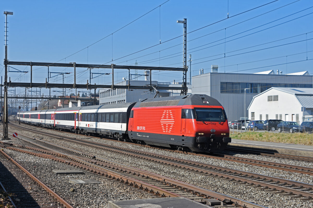 Re 460 048-2 durchfährt den Bahnhof Rupperswil. Die Aufnahme stammt vom 10.03.2022.