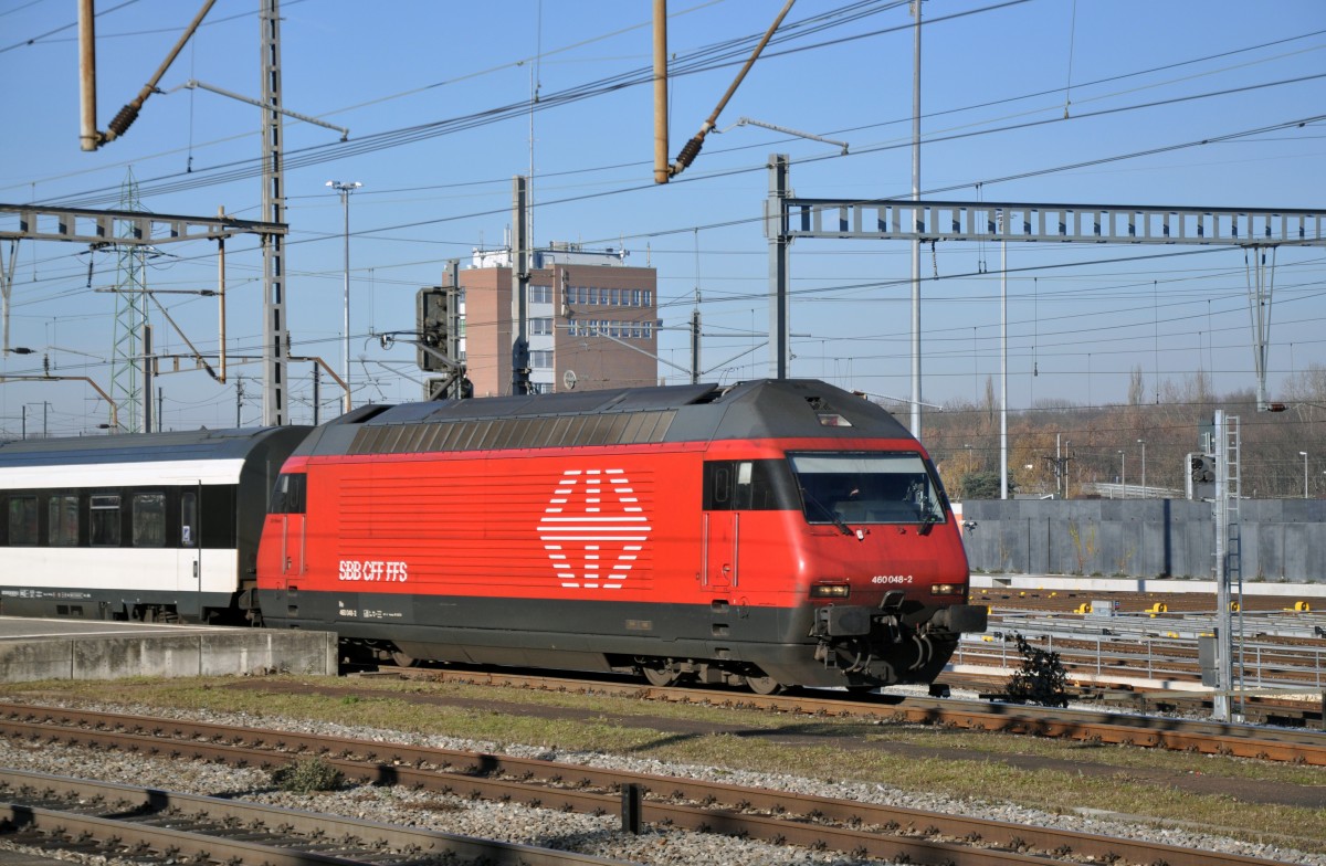 Re 460 048-2 durchfährt den Bahnhof Muttenz. Die Aufnahme stammt vom 09.12.2013.