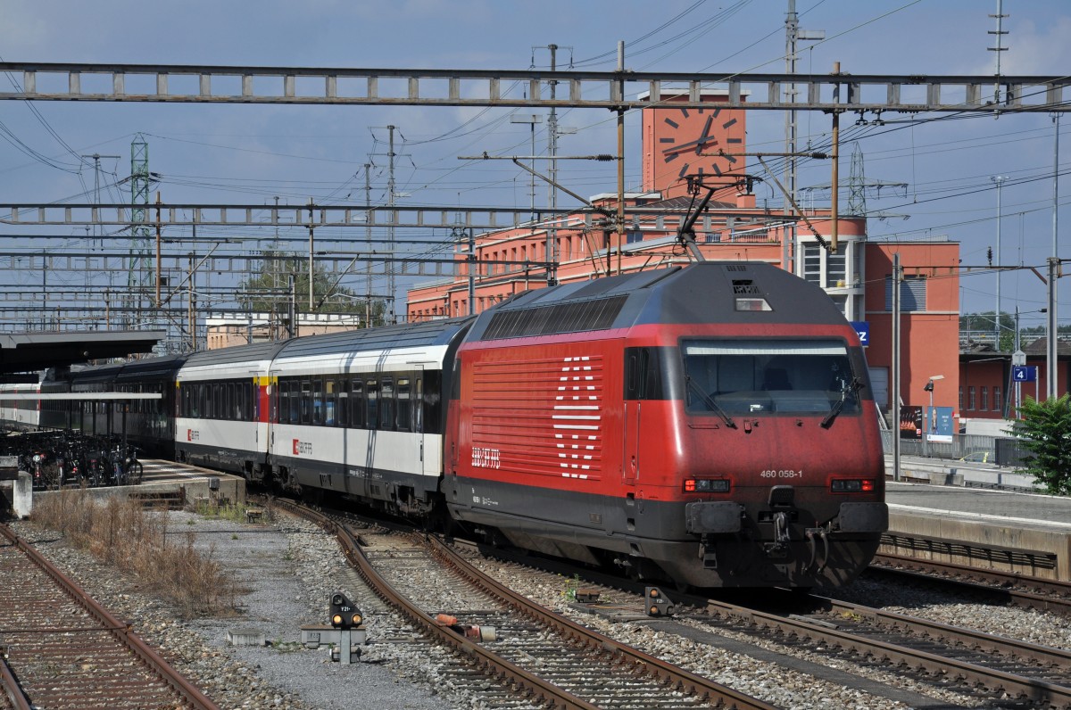 Re 460 048-2 durchfährt den Bahnhof Muttenz. Die Aufnahme stammt vom 22.09.2014.