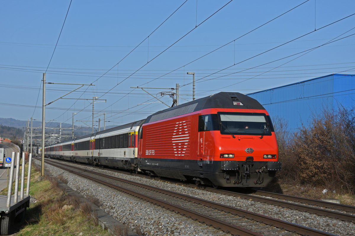 Re 460 048-2 fährt Richtung Bahnhof Itingen. Die Aufnahme stammt vom 26.02.2021.