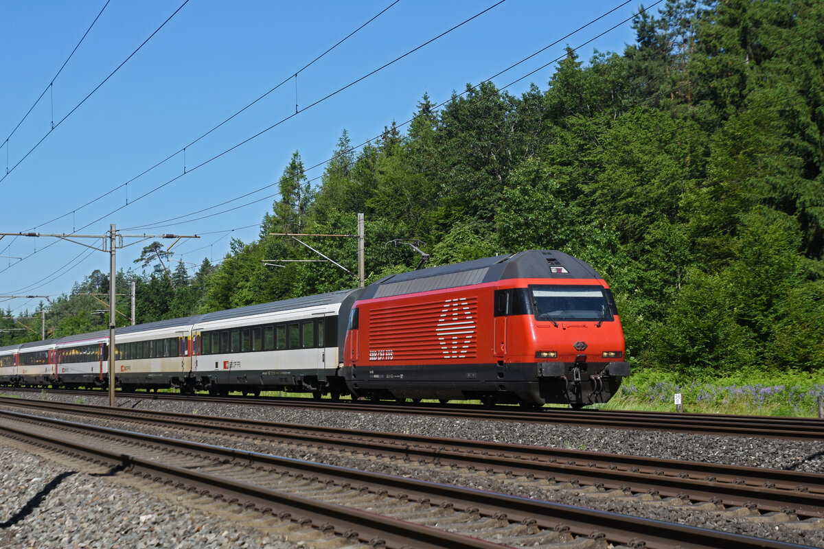 Re 460 048-2 fährt Richtung Bahnhof Rupperswil. Die Aufnahme stammt vom 15.06.2021.
