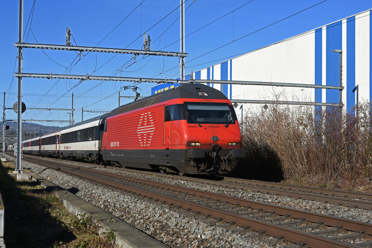 Re 460 048-2 fährt Richtung Bahnhof Itingen. Die Aufnahme stammt vom 08.02.2022.
