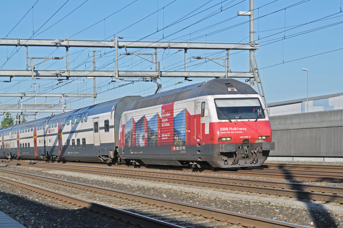 Re 460 048-2, mit der Rail Away Werbung, durchfährt den Bahnhof Rothrist. Die Aufnahme stammt vom 25.08.2016.