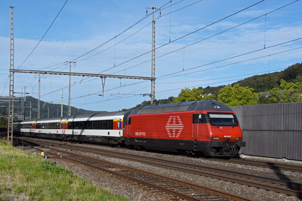 Re 460 049-0 durchfährt den Bahnhof Gelterkinden. Die Aufnahme stammt vom 25.08.2020.