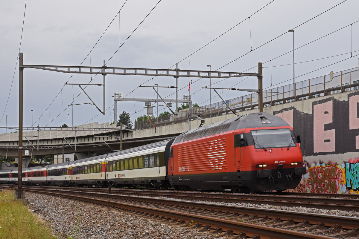 Re 460 049-0, fährt Richtung Bahnhof Muttenz. Die Aufnahme stammt vom 14.06.2019.