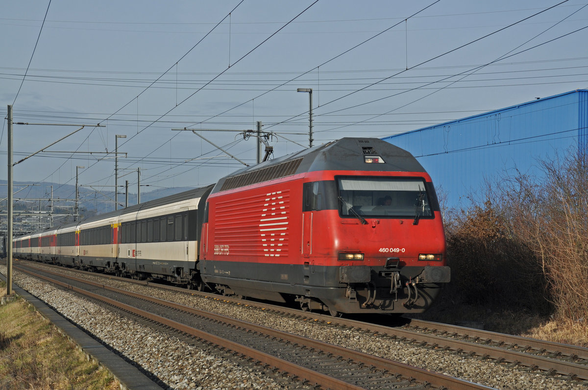Re 460 049-0 fährt Richtung Bahnhof Itingen. Die Aufnahme stammt vom 27.01.2020.