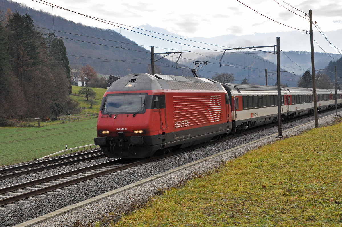Re 460 049-0 fährt Richtung Bahnhof Gelterkinden. Die Aufnahme stammt vom 19.12.2020.