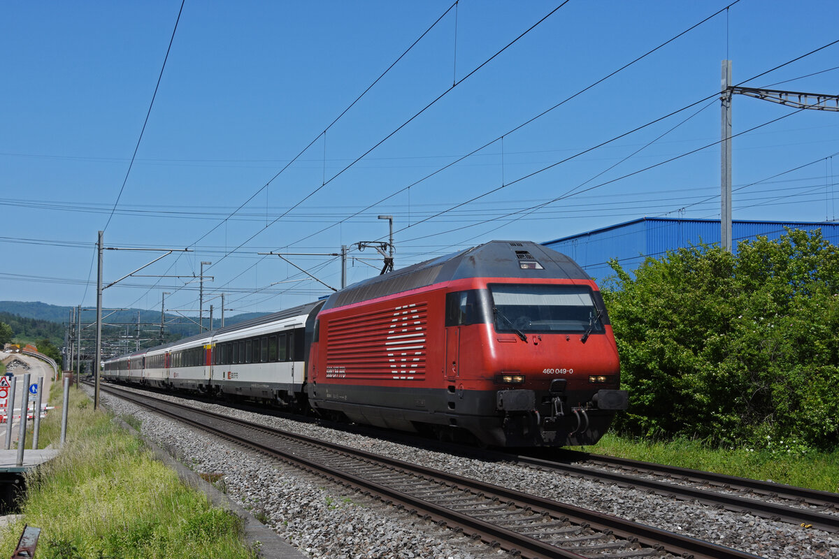 Re 460 049-0 fährt Richtung Bahnhof Itingen. Die Aufnahme stammt vom 01.06.2021.