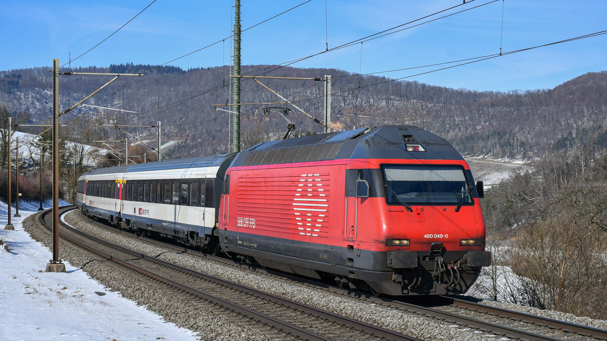 Re 460 049-0 ist unterwegs in Richtung Brugg, aufgenommen in Hornussen AG am Nachmittag des 14.02.2021.