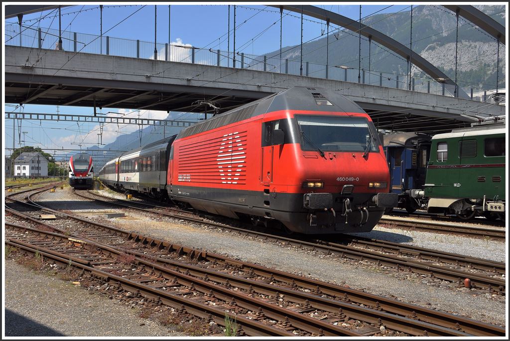 RE 460 049-9 mit IC924 in Chur. (06.06.2015)