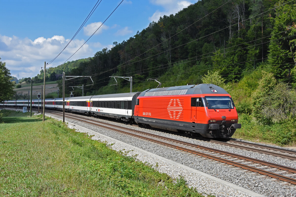Re 460 050-8 fährt am 28.08.2022 Richtung Bahnhof Tecknau.