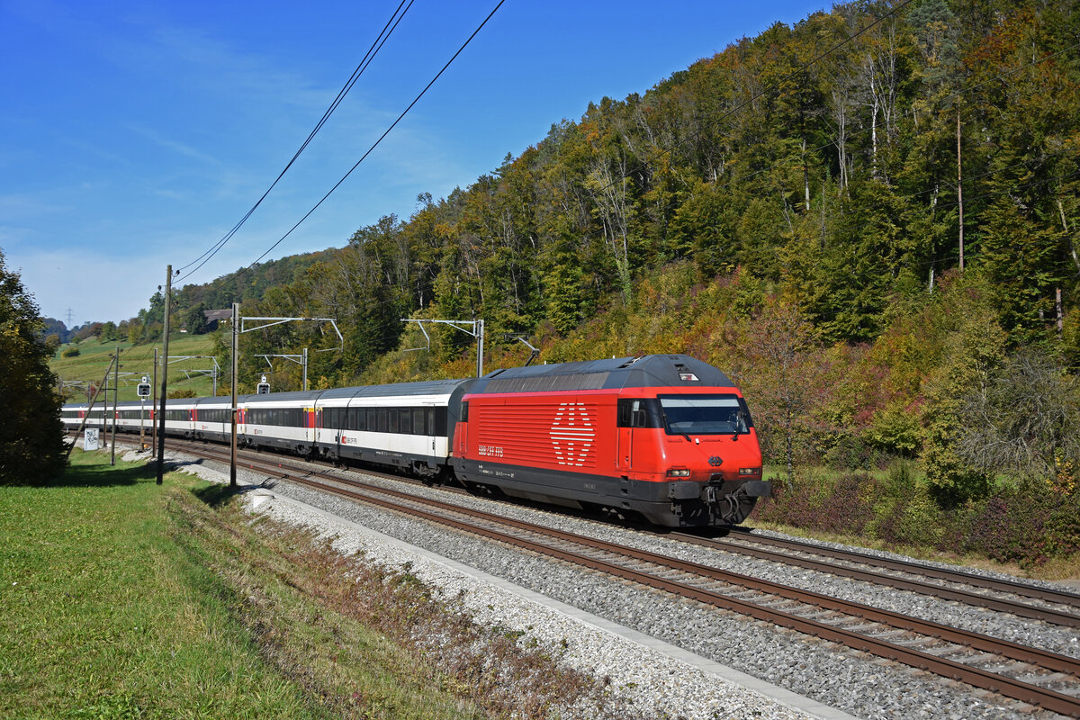 Re 460 050-8 fährt Richtung Bahnhof Tecknau. Die Aufnahme stammt vom 18.10.2021.
