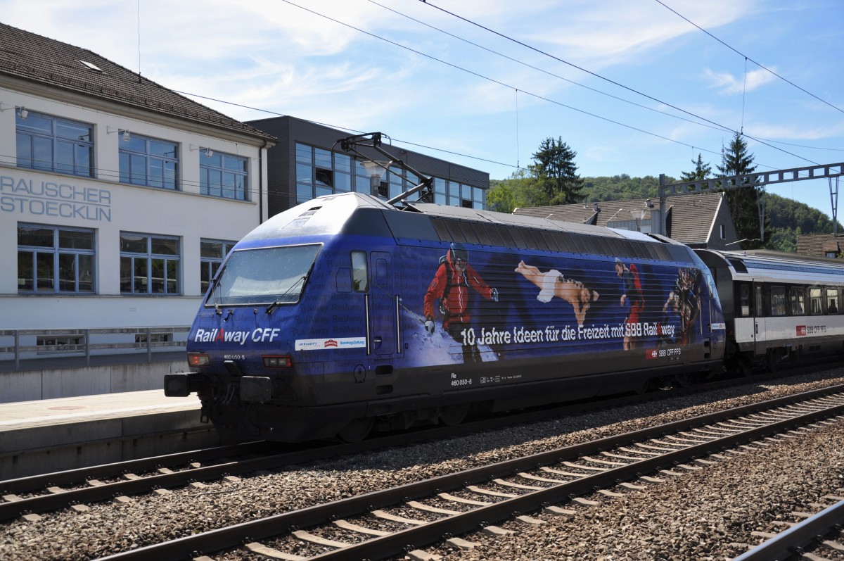 Re 460 050-8 hält am Bahnhof Sissach. Die Aufnahme stammt vom 18.07.2014.