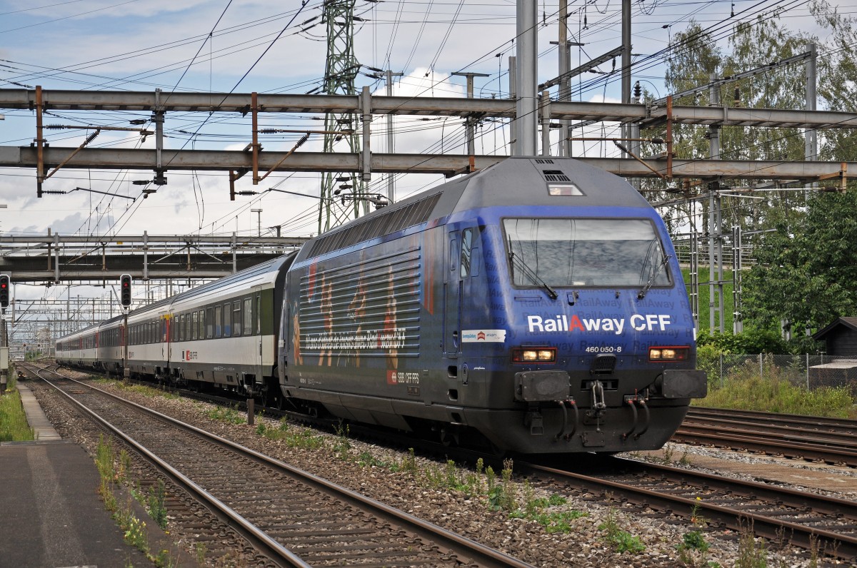 Re 460 050-8 mit der Rail AWay Werbung durchfährt den Bahnhof Muttenz. Die Aufnahme stammt vom 18.08.2014.