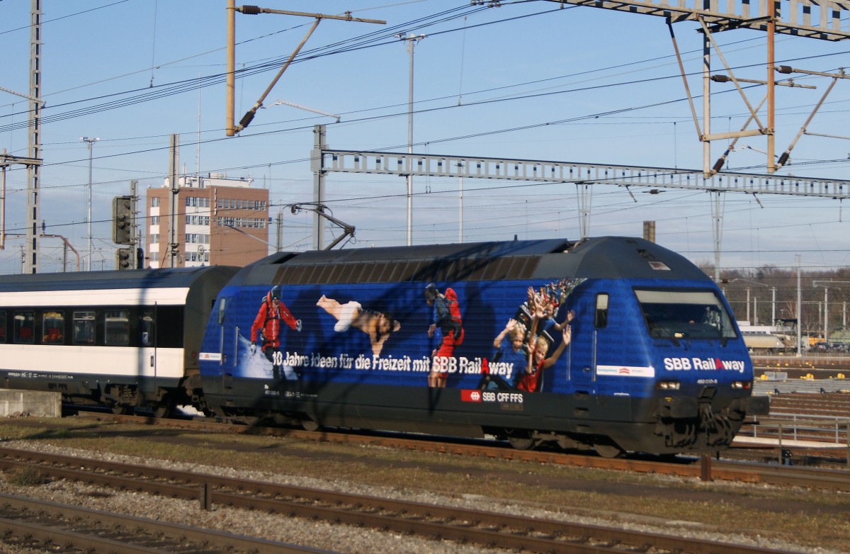 Re 460 050-8 mit der SBB Rail a Way Werbung durchfährt den Bahnhof Muttenz. Die Aufnahme stammt vom 31.12.2013.