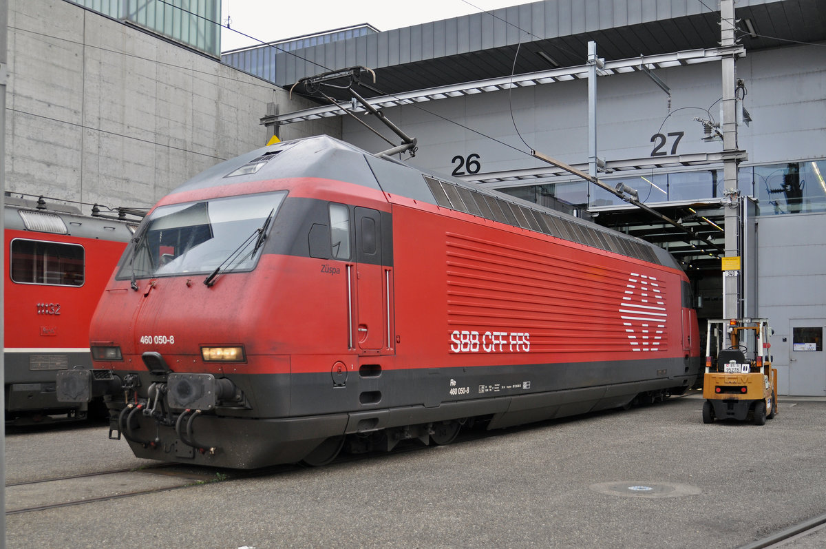 Re 460 050-8 steht vor der Lokwerkstatt hinter dem Bahnhof SBB Die Aufnahme stammt vom 07.04.2016.