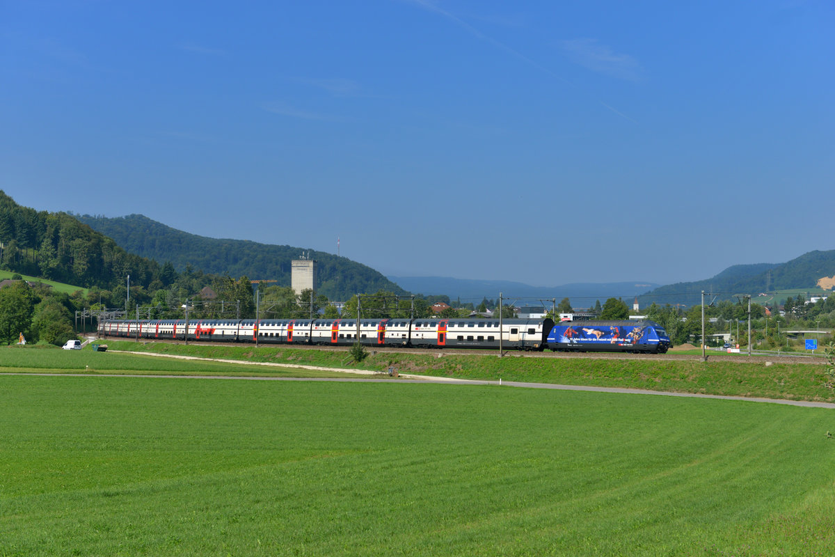 Re 460 050 mit einem IC am 30.08.2013 bei Sissach. 