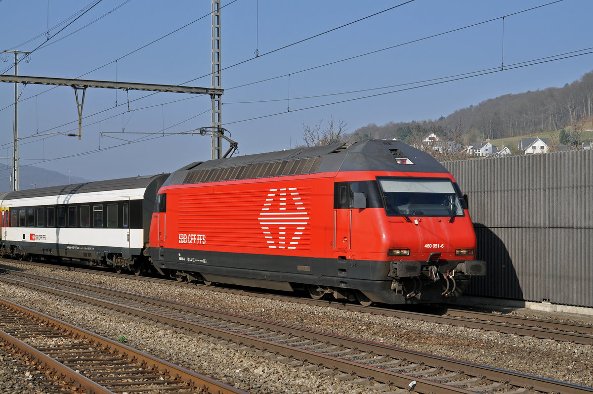 Re 460 051-6 durchfährt den Bahnhof Gelterkinden. Die Aufnahme stammt vom 16.03.2017.