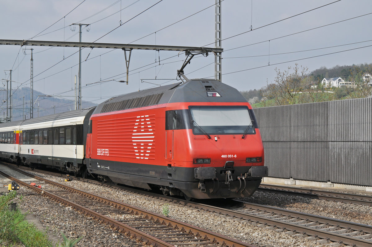 Re 460 051-6 durchfährt den Bahnhof Gelterkinden. Die Aufnahme stammt vom 06.04.2017.