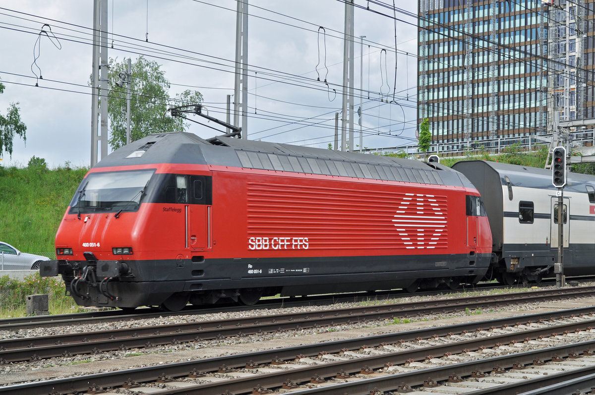 Re 460 051-6 durchfährt den Bahnhof Muttenz. Die Aufnahme stammt vom 14.05.2017.