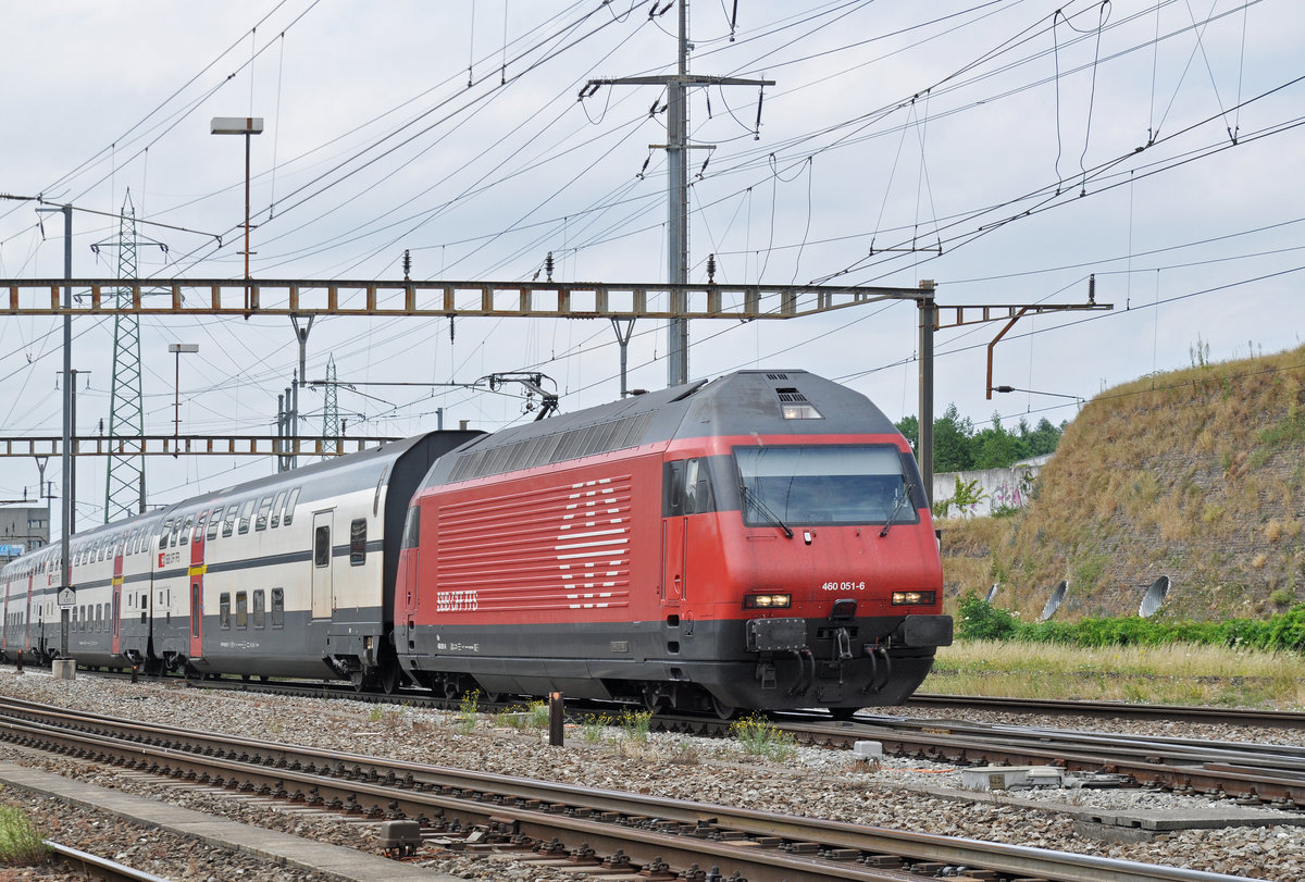 Re 460 051-6 durchfährt den Bahnhof Pratteln. Die Aufnahme stammt vom 24.06.2017.
