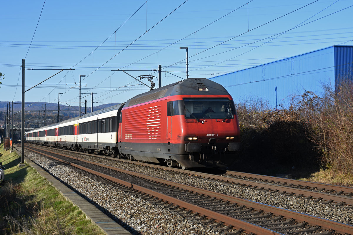 Re 460 051-6 fährt Richtung Bahnhof Itingen. Die Aufnahme stammt vom 03.12.2019.