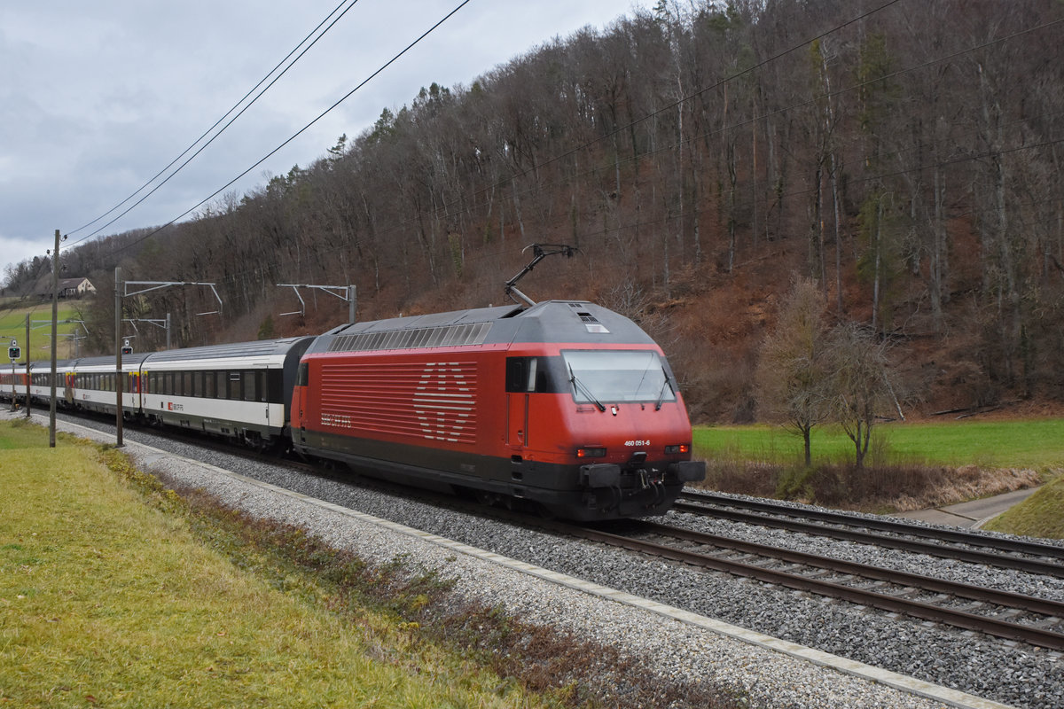 Re 460 051-6 fährt Richtung Bahnhof Gelterkinden. Die Aufnahme stammt vom 22.12.2020.